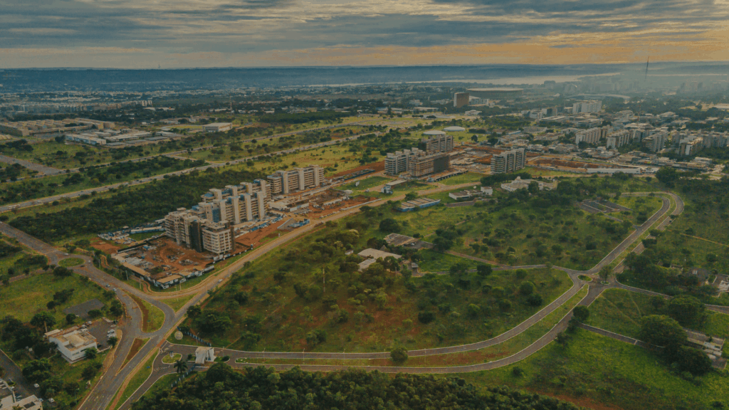 Vista aérea do Setor Sudoeste em Brasília, destacando a área com novos empreendimentos e ruas bem planejadas, cercadas por áreas verdes.