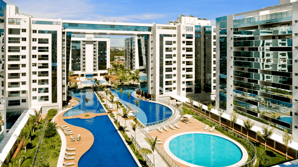 Condominio com Piscina 4 vantagens para a familia