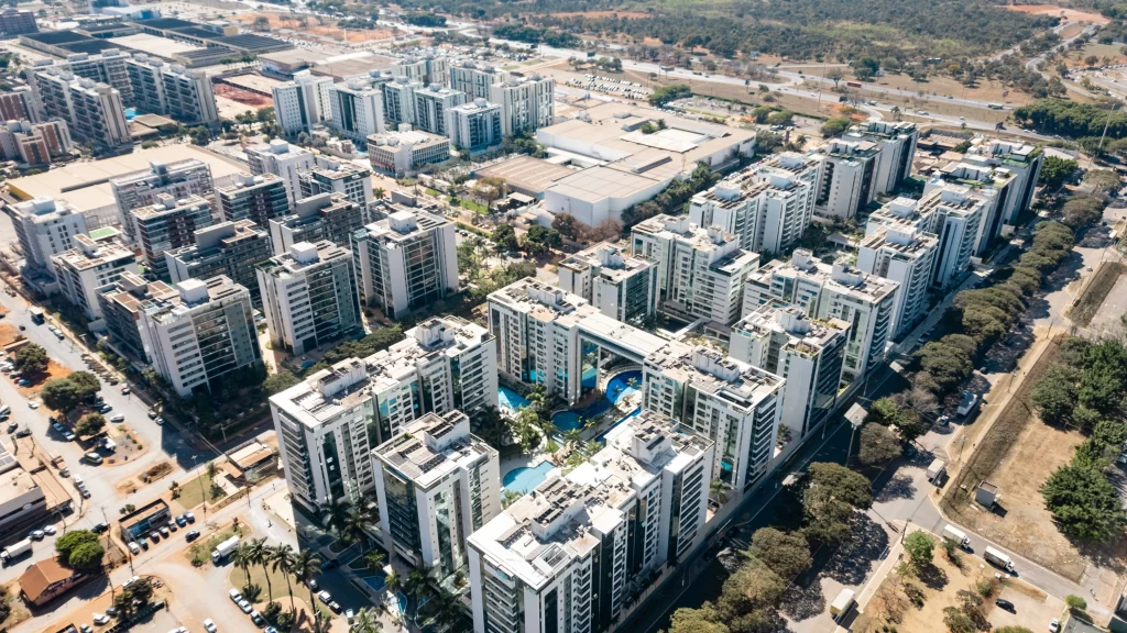 Vista aérea de Brasília mostrando áreas urbanas e residenciais em expansão, destacando o futuro de Brasília.
