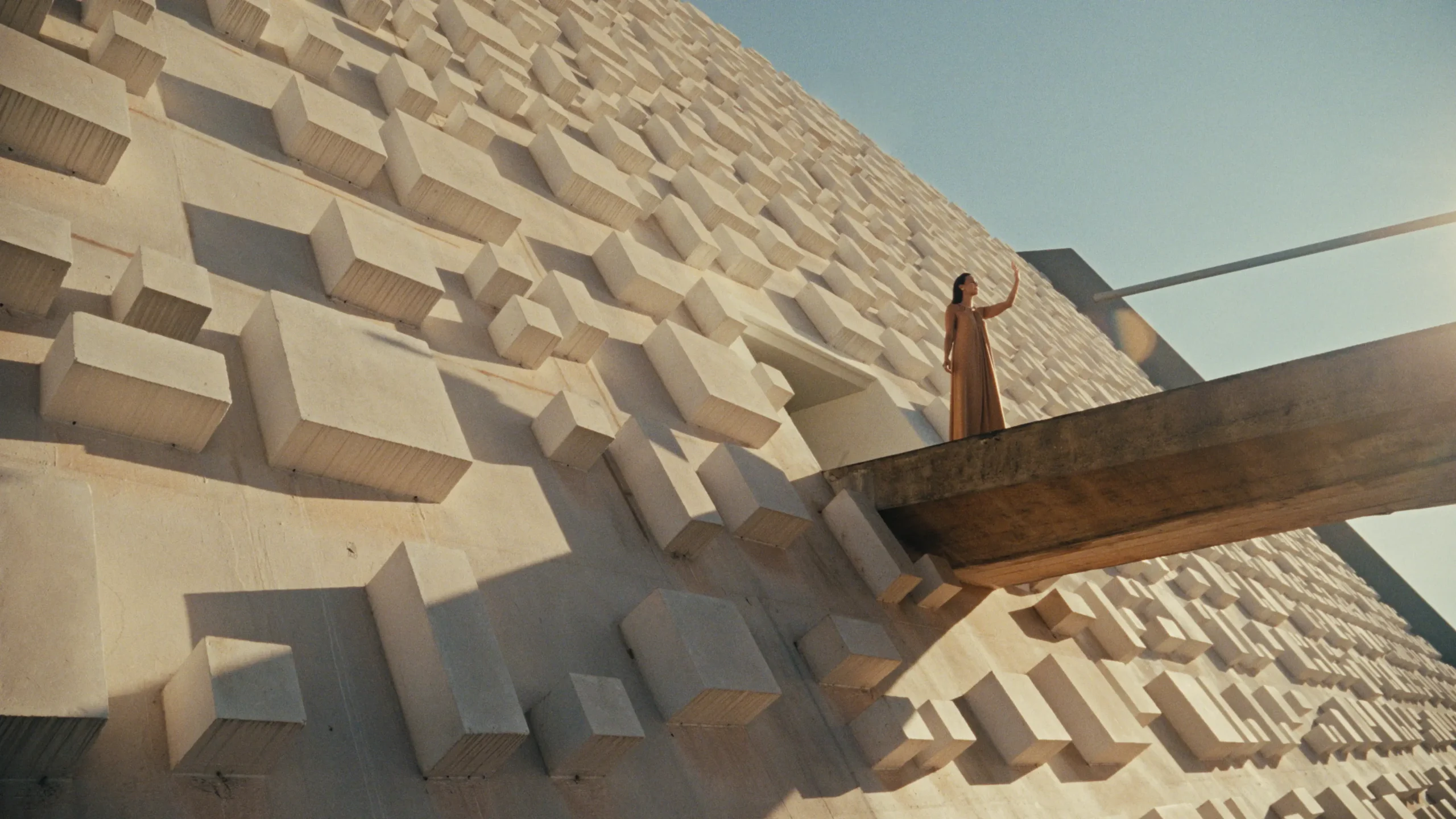 Mulher com a mão estedita em sua frente em cima do Genius Loci